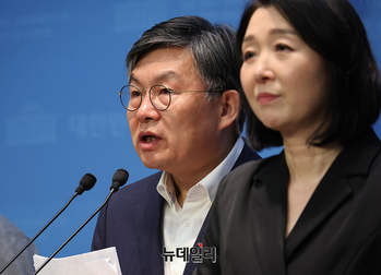 [포토] 의료급여 정률제 중단 촉구하는 김윤 민주당 의원 