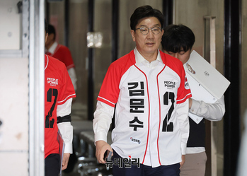 [포토] 중앙선대위 회의 참석하는 권성동 위원장