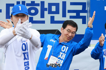 [포토] 광양서 유세단과 함께 춤추는 신정훈 민주당 의원