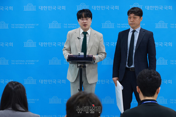 [포토] 질문에 답하는 민주당 전 권리당원 백광현 씨