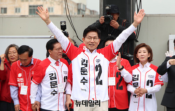 [포토] 수원 유세현장서 인사하는 김문수 대선 후보 