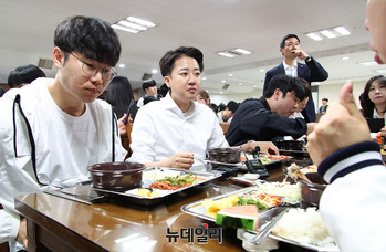 [포토] 학생들과 학식먹는 이준석 후보 