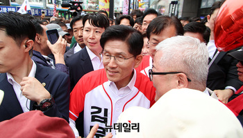 [포토] 천안시민들에 둘러싸인 김문수 후보 