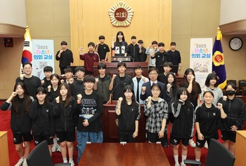 증평중 학생들, 직접 뽑은 의장과 조례안 토론…‘작은 도의회’ 체험
