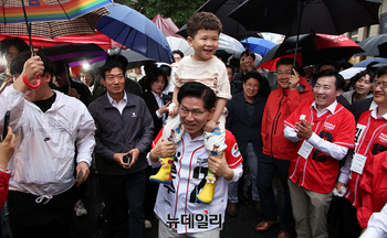 [영상] 어린이 목마 태우는 김문수 후보 