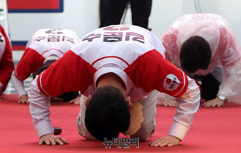 [포토] 시민 향해 절 하는 김문수 후보 