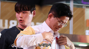 [포토] '한화 이글스' 유니폼 입는 김문수 후보 