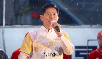 [포토] 우천 속 지지호소하는 김문수 후보 