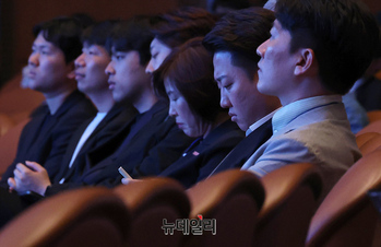 [포토] 윤석열 전 대통령 탈당 속보 확인하는 이준석 대선후보