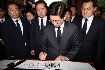 [포토] 5.18민주묘지 방명록 작성하는 김문수 후보 