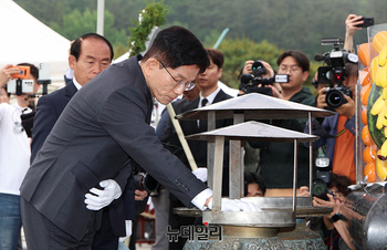 [포토] 분향하는 김문수 후보