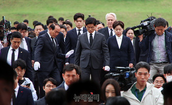 [포토] 민주묘지 참배 마친 국민의힘 