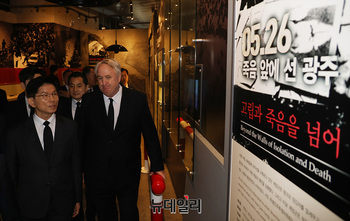 [포토] 추모관 둘러보는 김문수 대선 후보 