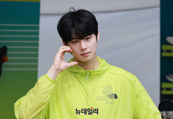 [포토] TNF100 강원 찾은 차은우 '달달한 볼하트'