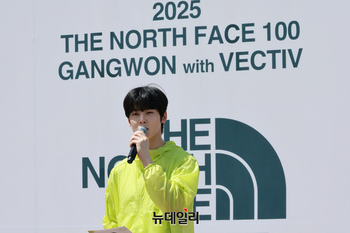 [포토] 인사말 하는 노스페이스 홍보대사 차은우