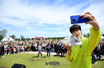 [포토] 2025 TNF100 참석자와 추억 남기는 차은우