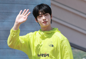 [포토] 'TNF100 강원' 참가자들에 손 흔드는 차은우