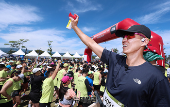 [포토] '2025 TNF100 강원'서 시총 하는 가수 션