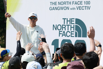 [포토] TNF100, 축하공연 하는 가수 션
