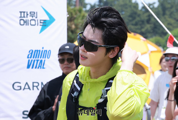 [포토] 멋짐 뿌리며 결승선 들어오는 노스페이스 홍보대사 차은우 
