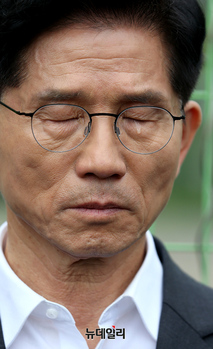 [포토] 광주교도소터서 또 눈물 흘린 김문수 