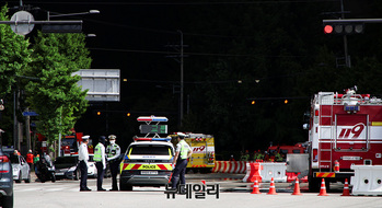 [포토] 경찰, 금호타이어 화재현장 인근도로 통제