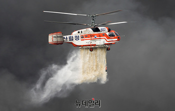 [영상] 금호타이어 대형화재, 물 뿌리는 소방헬기 