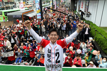 "서울서 이재명에 오차범위 밖 앞서" … 여론조사 호조에 국민의힘 "김문수 돌풍은 태풍 될 것"