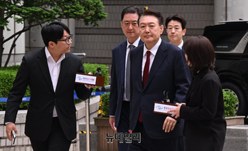 [포토] 내란혐의 공판 출석하는 윤석열 전 대통령