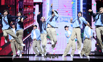 [포토] 라이즈 첫 정규앨범 타이틀 'FLY UP' 무대