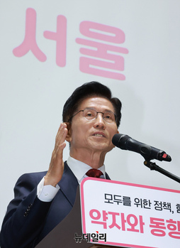 [포토] '약자와 동행하는 서울' 토론회 참석한 김문수 후보