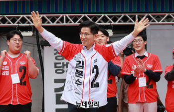 [포토] '청년 공약' 발표 앞서 인사하는 김문수 후보