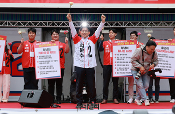 [포토] 청년들 만난 김문수 국민의힘 대통령 후보