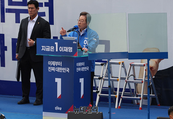 [포토] 방탄유리 설치된 이재명 유세현장