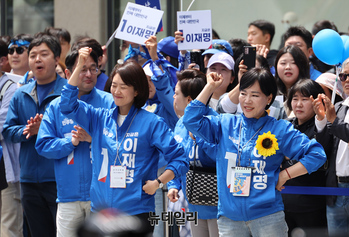 [포토] 춤추는 전현희-고민정