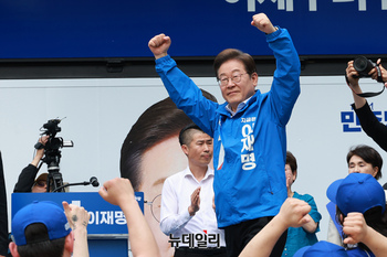 [포토] 지지자들에 손들어 인사하는 이재명 후보