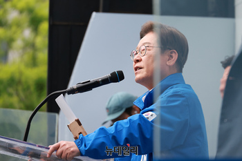 [포토] 방탄유리 뒤에 선 이재명 후보