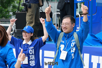 [포토] 이재명 영등포 유세서 춤추는 김상욱 의원