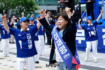 [포토] 유세장서 춤추는 서영교 민주당 의원