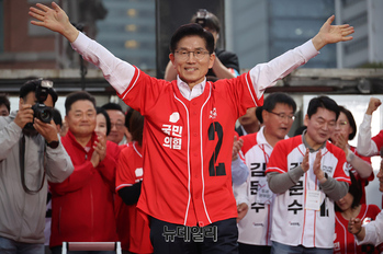 [영상] 서울역서 큰절 올리는 김문수 대선후