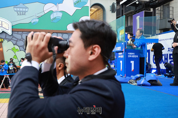 [포토] 철통경호 속에 홍대 찾은 이재명 후보