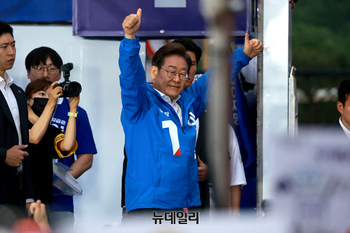 [포토] 홍대거리 떠나는 이재명 민주당 대선 후보