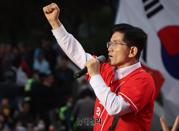 [포토] 서울역서 유세 이어가는 김문수 국민의힘 대선후보