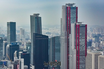 '200조원 시대' 앞둔 국내 ETF 시장 … 올해 수익률 상위권 휩쓴 ‘이 업종’