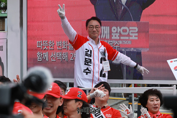 [포토] 김문수 후보 유세서 춤추는 김일호 국민의힘 서울시당위원장