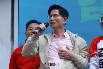 [포토] 가슴 풀어헤친 김문수 "총 맞을 일 있으면 맞겠다"