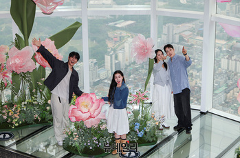 [포토] 118층서 만나는 플라워 체험 전시 '블루밍 유니버스'