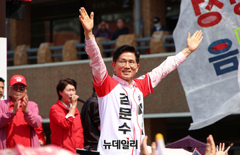 [영상] 시민 향해 인사하는 김문수 후보 