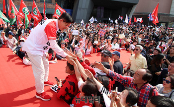 [포토] 시민들과 인사나누는 김문수 후보 