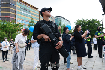 [포토] 이재명 후보 유세장에 등장한 안티드론건